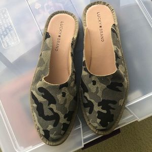 NWOT lucky brand camo mules 9
